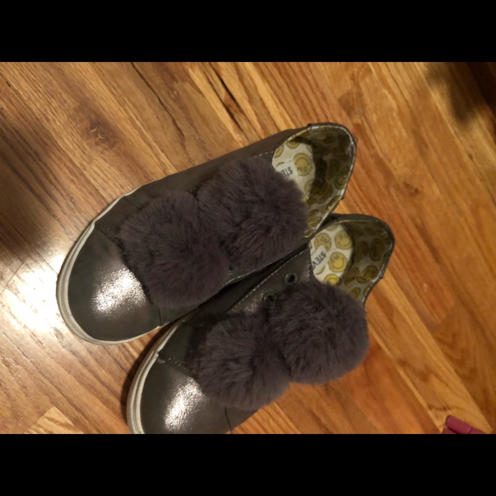 Steve Madden furry ball silvers gently worn